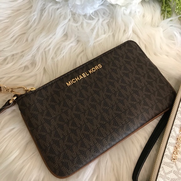 Michael Kors Handbags - Final sale ✨Michael Kors Large Jet set wristlet